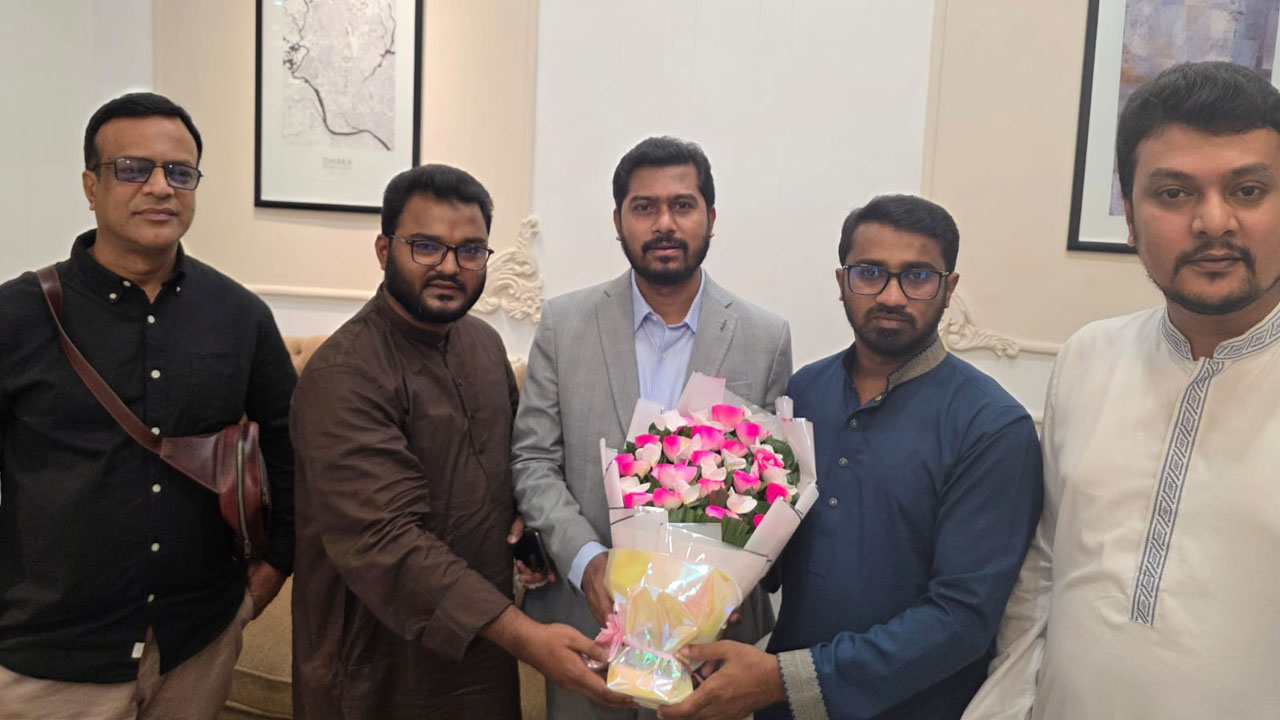 সিঙ্গাপুরে চিকিৎসা শেষে দেশে ফিরলেন নুরুল হক নুর